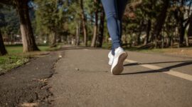 Menikmati jalan santai di bawah paparan sinar matahari pagi menjadi salah satu langkah sederhana untuk meningkatkan imunitas dan menjaga kebugaran tubuh secara alami.