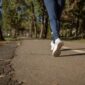 Menikmati jalan santai di bawah paparan sinar matahari pagi menjadi salah satu langkah sederhana untuk meningkatkan imunitas dan menjaga kebugaran tubuh secara alami.