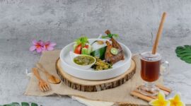 Sajian piring gizi seimbang dengan kombinasi karbohidrat kompleks, protein nabati, dan beragam sayuran segar lokal yang menggugah selera.