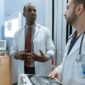 Proses diagnosis yang akurat membutuhkan komunikasi dua arah yang terbuka antara dokter dan pasien, bukan sekadar rutinitas tanya jawab singkat di ruang periksa yang padat. Pasien yang aktif mencatat dan menjelaskan riwayat gejalanya secara runtut terbukti membantu dokter menemukan akar masalah kesehatan dengan lebih cepat dan tepat.