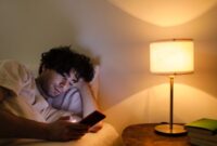 Suasana kamar tidur yang tenang dengan pencahayaan redup menjadi salah satu faktor penting yang mendukung produksi melatonin dan membantu tubuh memasuki fase tidur dalam lebih cepat. Kualitas lingkungan tidur sering kali lebih menentukan kesegaran pagi hari dibanding panjangnya waktu yang dihabiskan di atas kasur.