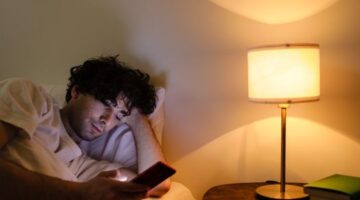 Suasana kamar tidur yang tenang dengan pencahayaan redup menjadi salah satu faktor penting yang mendukung produksi melatonin dan membantu tubuh memasuki fase tidur dalam lebih cepat. Kualitas lingkungan tidur sering kali lebih menentukan kesegaran pagi hari dibanding panjangnya waktu yang dihabiskan di atas kasur.