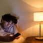 Suasana kamar tidur yang tenang dengan pencahayaan redup menjadi salah satu faktor penting yang mendukung produksi melatonin dan membantu tubuh memasuki fase tidur dalam lebih cepat. Kualitas lingkungan tidur sering kali lebih menentukan kesegaran pagi hari dibanding panjangnya waktu yang dihabiskan di atas kasur.