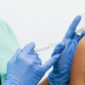 Seorang tenaga medis menyiapkan vaksin dengue untuk pasien dewasa di sebuah klinik — langkah yang kini semakin relevan seiring meluasnya ketersediaan vaksin generasi terbaru di fasilitas kesehatan Indonesia mulai pertengahan 2026.