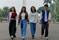 Aktivitas sederhana seperti berjalan kaki di lingkungan sekitar rumah atau kantor terbukti memberikan manfaat kesehatan yang signifikan jika dilakukan secara konsisten setiap hari. Gaya hidup aktif tidak selalu memerlukan peralatan mahal atau waktu khusus yang panjang — cukup niat dan kebiasaan kecil yang dijaga terus-menerus.
