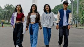Aktivitas sederhana seperti berjalan kaki di lingkungan sekitar rumah atau kantor terbukti memberikan manfaat kesehatan yang signifikan jika dilakukan secara konsisten setiap hari. Gaya hidup aktif tidak selalu memerlukan peralatan mahal atau waktu khusus yang panjang — cukup niat dan kebiasaan kecil yang dijaga terus-menerus.