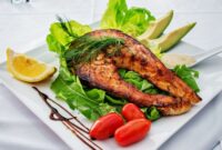 Piring makan yang seimbang dengan nasi merah, protein nabati, dan sayuran berwarna-warni mencerminkan pendekatan gizi yang tidak harus mahal namun berdampak nyata bagi energi dan kesehatan tubuh jangka panjang.