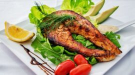 Piring makan yang seimbang dengan nasi merah, protein nabati, dan sayuran berwarna-warni mencerminkan pendekatan gizi yang tidak harus mahal namun berdampak nyata bagi energi dan kesehatan tubuh jangka panjang.