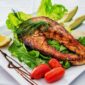 Piring makan yang seimbang dengan nasi merah, protein nabati, dan sayuran berwarna-warni mencerminkan pendekatan gizi yang tidak harus mahal namun berdampak nyata bagi energi dan kesehatan tubuh jangka panjang.