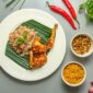 Piring makan dengan komposisi seimbang antara nasi, lauk protein, sayuran hijau, dan buah segar mencerminkan prinsip gizi seimbang yang dianjurkan untuk dikonsumsi setiap hari. Keberagaman warna dalam satu piring bukan hanya soal tampilan, tetapi mencerminkan keragaman nutrisi yang dibutuhkan tubuh untuk bekerja optimal.