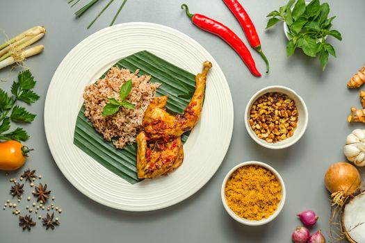 Piring makan dengan komposisi seimbang antara nasi, lauk protein, sayuran hijau, dan buah segar mencerminkan prinsip gizi seimbang yang dianjurkan untuk dikonsumsi setiap hari. Keberagaman warna dalam satu piring bukan hanya soal tampilan, tetapi mencerminkan keragaman nutrisi yang dibutuhkan tubuh untuk bekerja optimal.