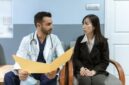 Konsultasi medis yang efektif terjadi ketika pasien datang dengan pertanyaan yang sudah disiapkan dan dokter memberi ruang untuk dialog yang setara. Literasi kesehatan yang baik mengubah pasien dari penerima pasif menjadi mitra aktif dalam proses penyembuhan.