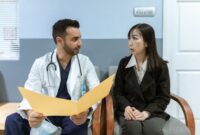 Konsultasi medis yang efektif terjadi ketika pasien datang dengan pertanyaan yang sudah disiapkan dan dokter memberi ruang untuk dialog yang setara. Literasi kesehatan yang baik mengubah pasien dari penerima pasif menjadi mitra aktif dalam proses penyembuhan.