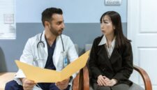 Konsultasi medis yang efektif terjadi ketika pasien datang dengan pertanyaan yang sudah disiapkan dan dokter memberi ruang untuk dialog yang setara. Literasi kesehatan yang baik mengubah pasien dari penerima pasif menjadi mitra aktif dalam proses penyembuhan.
