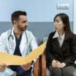 Konsultasi medis yang efektif terjadi ketika pasien datang dengan pertanyaan yang sudah disiapkan dan dokter memberi ruang untuk dialog yang setara. Literasi kesehatan yang baik mengubah pasien dari penerima pasif menjadi mitra aktif dalam proses penyembuhan.