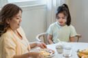 Momen sarapan bersama di meja makan bukan sekadar rutinitas pagi biasa — bagi anak-anak Indonesia, 20 menit duduk bersama keluarga sebelum sekolah bisa membentuk kebiasaan hidup sehat yang bertahan hingga dewasa. Pilihan menu sederhana berbasis bahan lokal seperti telur, sayuran, dan kacang-kacangan justru sering kali jauh lebih bergizi dibandingkan produk sarapan kemasan yang harganya lebih mahal.