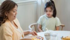 Momen sarapan bersama di meja makan bukan sekadar rutinitas pagi biasa — bagi anak-anak Indonesia, 20 menit duduk bersama keluarga sebelum sekolah bisa membentuk kebiasaan hidup sehat yang bertahan hingga dewasa. Pilihan menu sederhana berbasis bahan lokal seperti telur, sayuran, dan kacang-kacangan justru sering kali jauh lebih bergizi dibandingkan produk sarapan kemasan yang harganya lebih mahal.