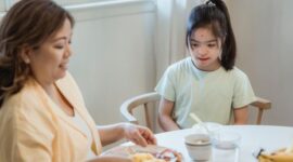 Momen sarapan bersama di meja makan bukan sekadar rutinitas pagi biasa — bagi anak-anak Indonesia, 20 menit duduk bersama keluarga sebelum sekolah bisa membentuk kebiasaan hidup sehat yang bertahan hingga dewasa. Pilihan menu sederhana berbasis bahan lokal seperti telur, sayuran, dan kacang-kacangan justru sering kali jauh lebih bergizi dibandingkan produk sarapan kemasan yang harganya lebih mahal.