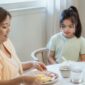 Momen sarapan bersama di meja makan bukan sekadar rutinitas pagi biasa — bagi anak-anak Indonesia, 20 menit duduk bersama keluarga sebelum sekolah bisa membentuk kebiasaan hidup sehat yang bertahan hingga dewasa. Pilihan menu sederhana berbasis bahan lokal seperti telur, sayuran, dan kacang-kacangan justru sering kali jauh lebih bergizi dibandingkan produk sarapan kemasan yang harganya lebih mahal.