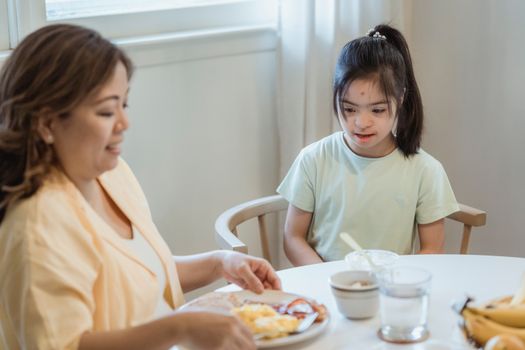 Momen sarapan bersama di meja makan bukan sekadar rutinitas pagi biasa — bagi anak-anak Indonesia, 20 menit duduk bersama keluarga sebelum sekolah bisa membentuk kebiasaan hidup sehat yang bertahan hingga dewasa. Pilihan menu sederhana berbasis bahan lokal seperti telur, sayuran, dan kacang-kacangan justru sering kali jauh lebih bergizi dibandingkan produk sarapan kemasan yang harganya lebih mahal.