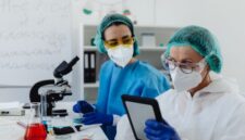 Peneliti sedang menganalisis struktur molekul di laboratorium farmasi modern — di balik setiap layar komputer dan tabung reaksi, tersimpan harapan jutaan pasien yang menunggu obat yang belum ada hari ini.