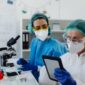 Peneliti sedang menganalisis struktur molekul di laboratorium farmasi modern — di balik setiap layar komputer dan tabung reaksi, tersimpan harapan jutaan pasien yang menunggu obat yang belum ada hari ini.