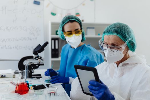 Peneliti sedang menganalisis struktur molekul di laboratorium farmasi modern — di balik setiap layar komputer dan tabung reaksi, tersimpan harapan jutaan pasien yang menunggu obat yang belum ada hari ini.