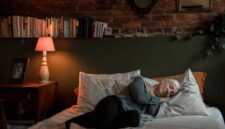 Kualitas tidur ditentukan bukan hanya oleh lamanya waktu berbaring, tetapi oleh seberapa dalam tubuh dan pikiran benar-benar diizinkan untuk pulih. Kamar tidur yang tenang, gelap, dan sejuk adalah fondasi pertama yang sering diremehkan banyak orang.