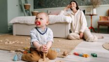 Momen kehangatan interaksi antara ibu dan anak di rumah yang menjadi fondasi penting bagi kesehatan emosional serta tumbuh kembang fisik anak secara optimal.
