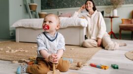 Momen kehangatan interaksi antara ibu dan anak di rumah yang menjadi fondasi penting bagi kesehatan emosional serta tumbuh kembang fisik anak secara optimal.