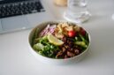 Sajian piring berimbang yang terdiri dari porsi seimbang antara sayuran segar, sumber protein, dan karbohidrat kompleks sebagai kunci menjaga stamina harian.