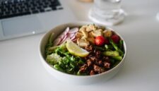 Sajian piring berimbang yang terdiri dari porsi seimbang antara sayuran segar, sumber protein, dan karbohidrat kompleks sebagai kunci menjaga stamina harian.