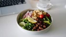 Sajian piring berimbang yang terdiri dari porsi seimbang antara sayuran segar, sumber protein, dan karbohidrat kompleks sebagai kunci menjaga stamina harian.
