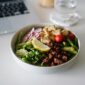 Sajian piring berimbang yang terdiri dari porsi seimbang antara sayuran segar, sumber protein, dan karbohidrat kompleks sebagai kunci menjaga stamina harian.