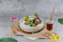 Sajian piring bergizi seimbang dengan kombinasi karbohidrat kompleks, protein nabati, dan sayuran segar lokal yang kaya warna serta nutrisi.