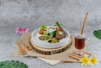 Sajian piring bergizi seimbang dengan kombinasi karbohidrat kompleks, protein nabati, dan sayuran segar lokal yang kaya warna serta nutrisi.