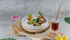 Sajian piring bergizi seimbang dengan kombinasi karbohidrat kompleks, protein nabati, dan sayuran segar lokal yang kaya warna serta nutrisi.