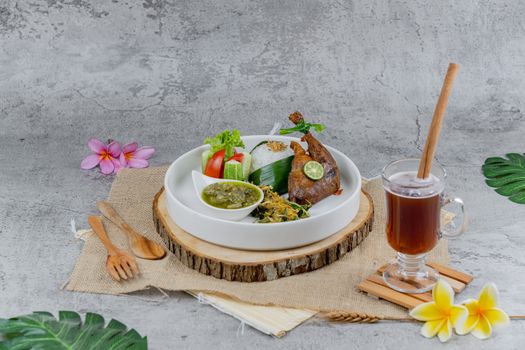 Sajian piring bergizi seimbang dengan kombinasi karbohidrat kompleks, protein nabati, dan sayuran segar lokal yang kaya warna serta nutrisi.
