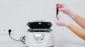 Seorang peneliti medis sedang menganalisis sampel DNA menggunakan teknologi pemetaan molekuler modern di laboratorium terapi presisi. Metode diagnostik mutakhir ini memungkinkan dokter merancang intervensi pengobatan yang spesifik sesuai dengan kondisi genetik setiap individu.