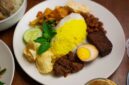 Sajian piring gizi seimbang berisi kombinasi karbohidrat kompleks, protein lokal, dan sayuran segar berwarna-warni yang siap menutrisi tubuh secara optimal.
