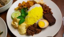 Sajian piring gizi seimbang berisi kombinasi karbohidrat kompleks, protein lokal, dan sayuran segar berwarna-warni yang siap menutrisi tubuh secara optimal.