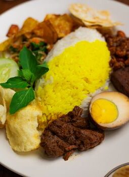 Menakar Piring Harian: Seni Menyusun Nutrisi Seimbang Tanpa Mengorbankan Kenikmatan Kuliner Nusantara