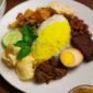 Sajian piring gizi seimbang berisi kombinasi karbohidrat kompleks, protein lokal, dan sayuran segar berwarna-warni yang siap menutrisi tubuh secara optimal.