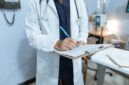 Seorang dokter sedang menjelaskan hasil pemeriksaan kesehatan berkala kepada pasien untuk memberikan pemahaman menyeluruh terkait kondisi fisik dan langkah pencegahan penyakit.