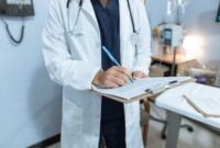Seorang dokter sedang menjelaskan hasil pemeriksaan kesehatan berkala kepada pasien untuk memberikan pemahaman menyeluruh terkait kondisi fisik dan langkah pencegahan penyakit.
