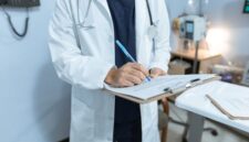 Seorang dokter sedang menjelaskan hasil pemeriksaan kesehatan berkala kepada pasien untuk memberikan pemahaman menyeluruh terkait kondisi fisik dan langkah pencegahan penyakit.