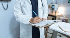 Seorang dokter sedang menjelaskan hasil pemeriksaan kesehatan berkala kepada pasien untuk memberikan pemahaman menyeluruh terkait kondisi fisik dan langkah pencegahan penyakit.