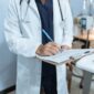 Seorang dokter sedang menjelaskan hasil pemeriksaan kesehatan berkala kepada pasien untuk memberikan pemahaman menyeluruh terkait kondisi fisik dan langkah pencegahan penyakit.