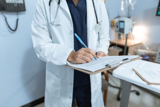 Seorang dokter sedang menjelaskan hasil pemeriksaan kesehatan berkala kepada pasien untuk memberikan pemahaman menyeluruh terkait kondisi fisik dan langkah pencegahan penyakit.