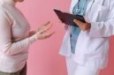 Sesi konsultasi yang interaktif dan terbuka antara dokter dan pasien menjadi fondasi utama dalam menegakkan diagnosis penyakit yang akurat serta menentukan langkah terapi yang efektif.